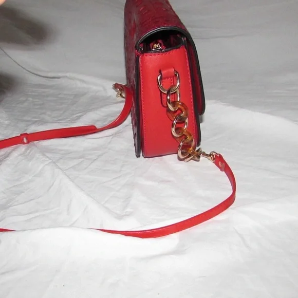 Red Croc-Embossed Shoulder Bag - Picture 4 of 12